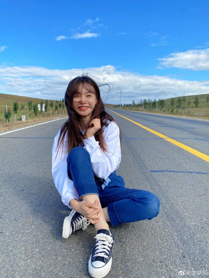 张小龙|粉笔张小龙骂沈梦辰后疑权利被架空，晒受伤流血照称公司被绑架