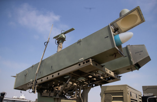 伊朗发射中国血统反舰导弹无意暴露亮点自主设计发射装置