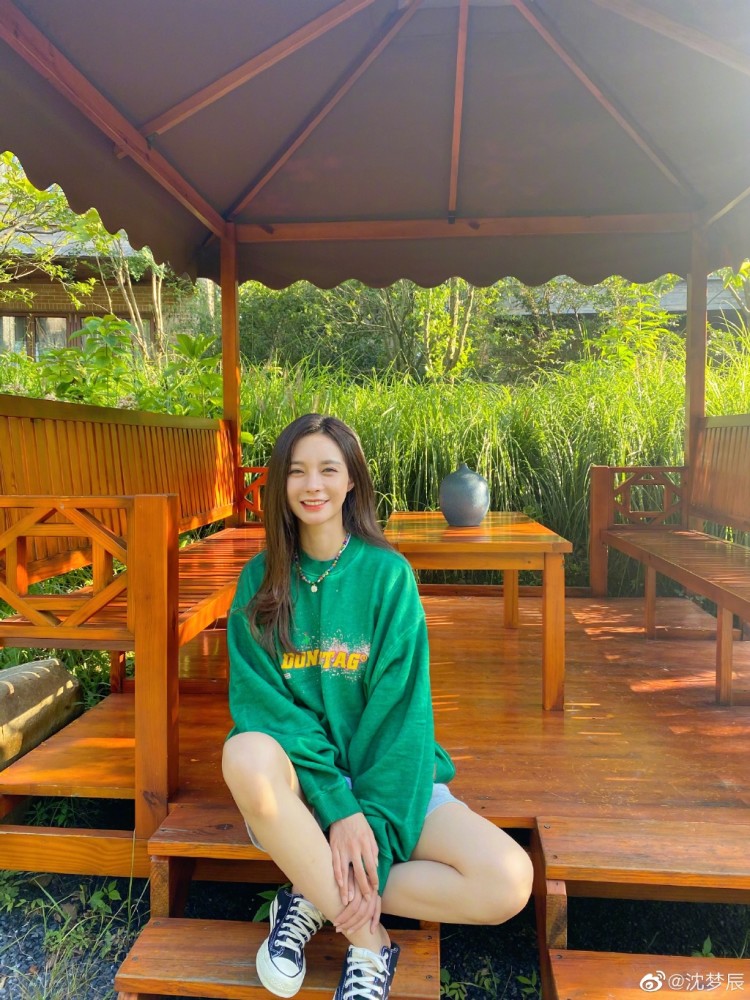 张小龙|粉笔张小龙骂沈梦辰后疑权利被架空，晒受伤流血照称公司被绑架