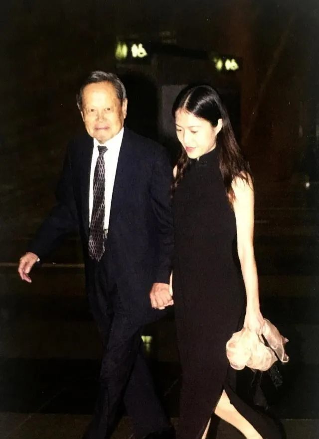 98岁杨振宁与44岁妻子近照曝光:翁帆,这16年,你到底经历了什么?