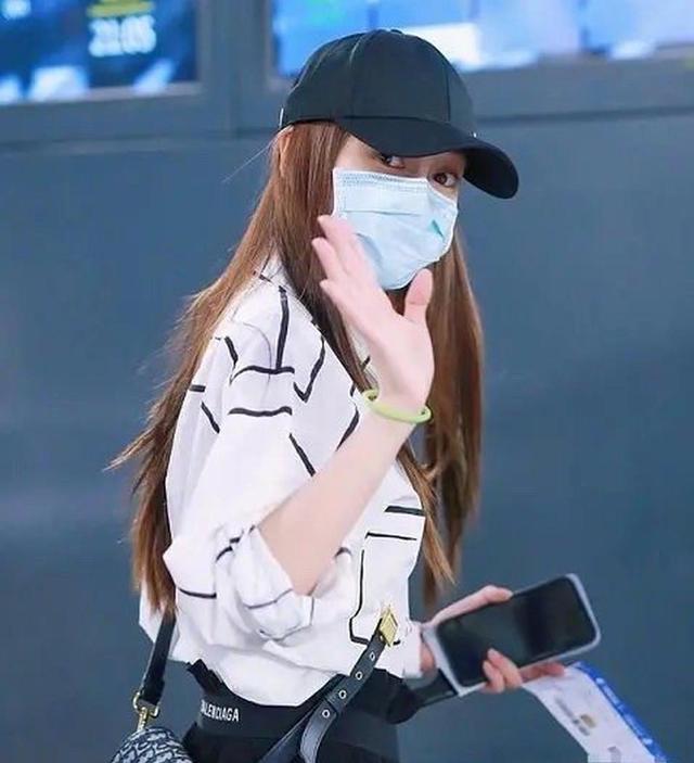 黄晓明|黄晓明baby秀情侣装，破离婚传闻，网友直呼衣服风格太可爱！