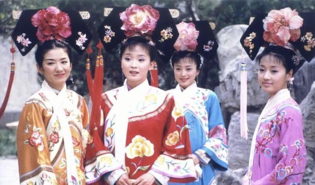 黄奕|黄奕43岁生日晒照，双手合十许愿被鲜花环绕，美如23岁好少女