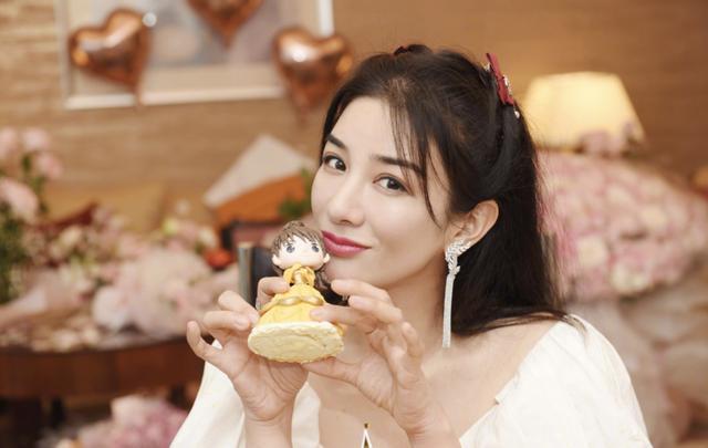 黄奕|黄奕43岁生日晒照，双手合十许愿被鲜花环绕，美如23岁好少女