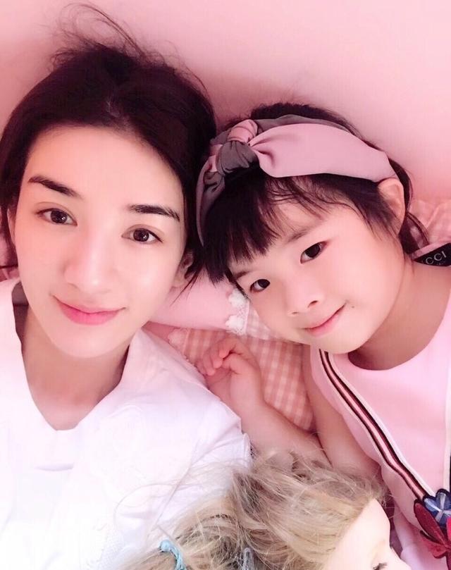 黄奕|黄奕43岁生日晒照，双手合十许愿被鲜花环绕，美如23岁好少女
