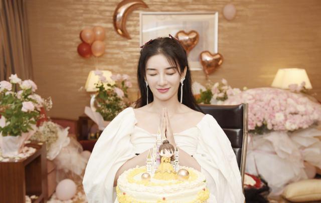黄奕|黄奕43岁生日晒照，双手合十许愿被鲜花环绕，美如23岁好少女