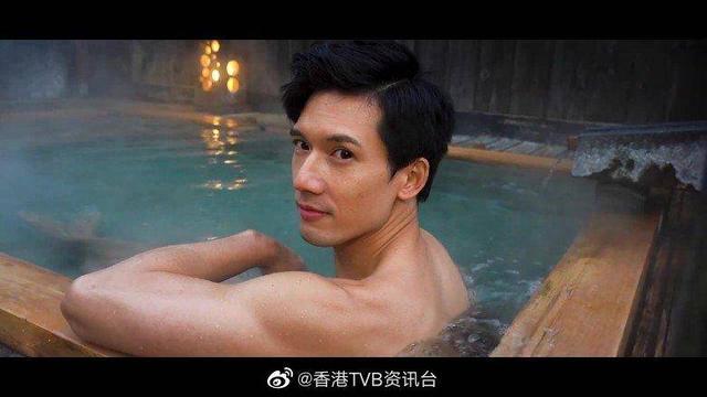 尴尬不老男神关智斌冬天脱衣晒肌肉扮厨神拆螃蟹却失手