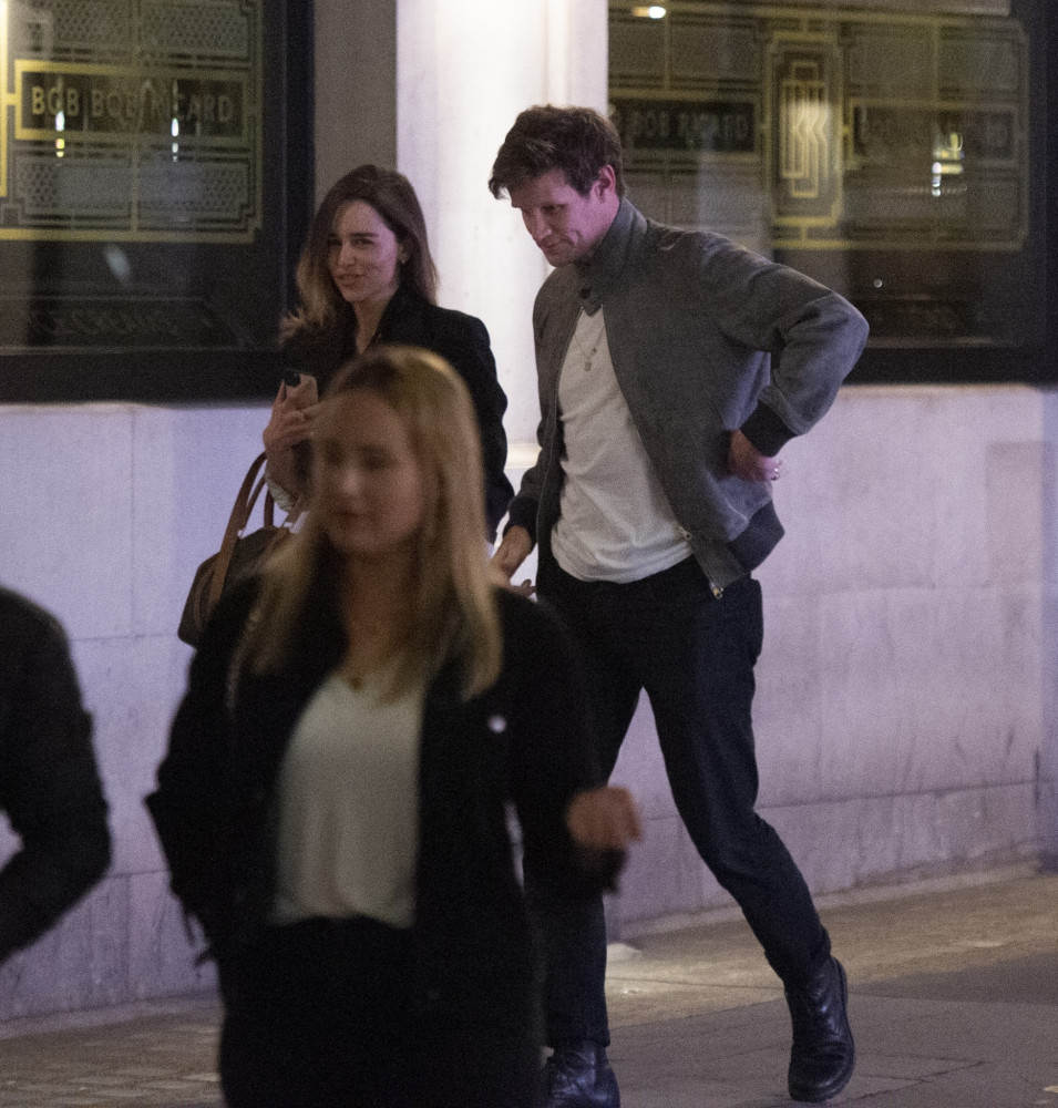 艾米莉亚·克拉克|龙妈神秘博士共进晚餐，情侣装压马路，网友：一场“皇室恋情”