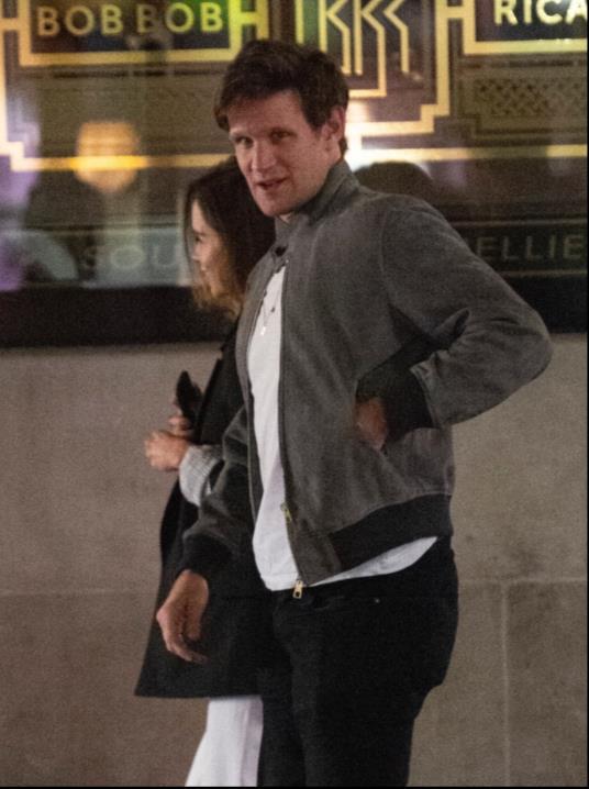 艾米莉亚·克拉克|龙妈神秘博士共进晚餐，情侣装压马路，网友：一场“皇室恋情”