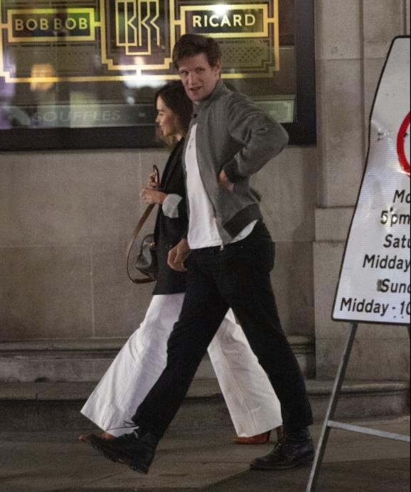 艾米莉亚·克拉克|龙妈神秘博士共进晚餐，情侣装压马路，网友：一场“皇室恋情”