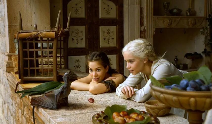 艾米莉亚·克拉克|龙妈神秘博士共进晚餐，情侣装压马路，网友：一场“皇室恋情”