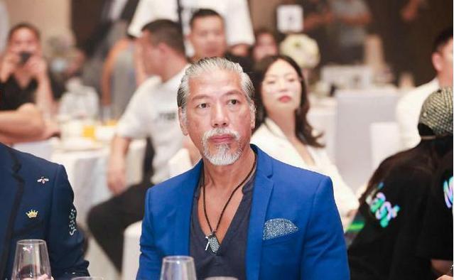 张耀扬|“乌鸦哥”张耀扬近照，满头白发太吸睛，气势不减当年