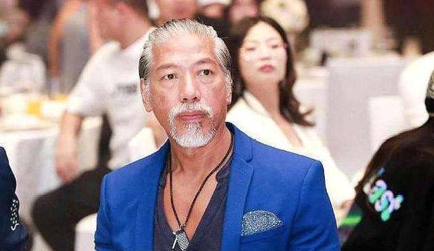 张耀扬|“乌鸦哥”张耀扬近照，满头白发太吸睛，气势不减当年