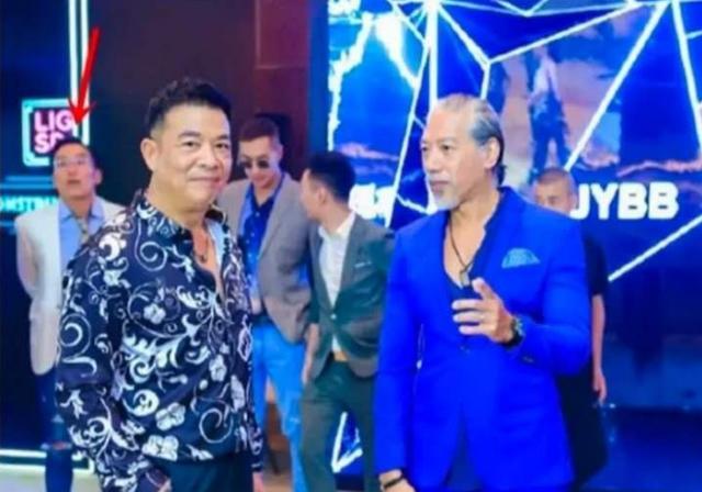 张耀扬|“乌鸦哥”张耀扬近照，满头白发太吸睛，气势不减当年