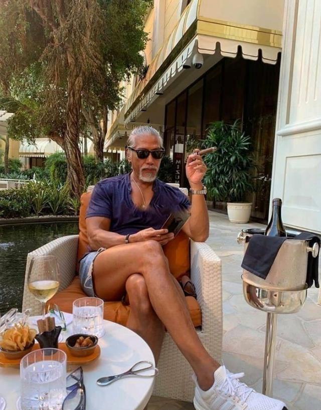 张耀扬|“乌鸦哥”张耀扬近照，满头白发太吸睛，气势不减当年