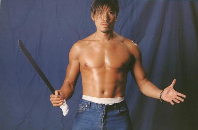 张耀扬|“乌鸦哥”张耀扬近照，满头白发太吸睛，气势不减当年