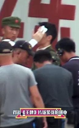 片场|《诛仙》上映迎周年，肖战片场忙碌抽空补妆回信息，代言新品秒空