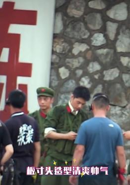 片场|《诛仙》上映迎周年，肖战片场忙碌抽空补妆回信息，代言新品秒空