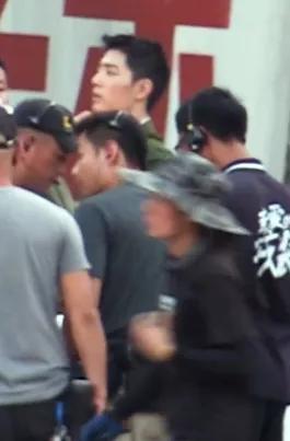 片场|《诛仙》上映迎周年，肖战片场忙碌抽空补妆回信息，代言新品秒空