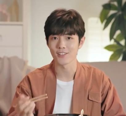 片场|《诛仙》上映迎周年，肖战片场忙碌抽空补妆回信息，代言新品秒空