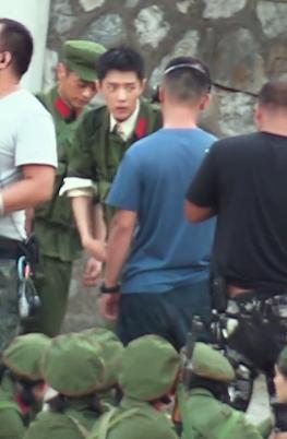 片场|《诛仙》上映迎周年，肖战片场忙碌抽空补妆回信息，代言新品秒空