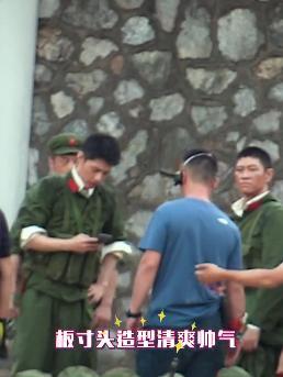 片场|《诛仙》上映迎周年，肖战片场忙碌抽空补妆回信息，代言新品秒空