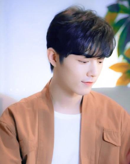 片场|《诛仙》上映迎周年，肖战片场忙碌抽空补妆回信息，代言新品秒空