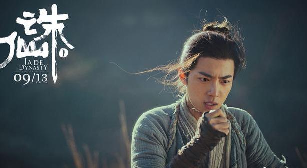 片场|《诛仙》上映迎周年，肖战片场忙碌抽空补妆回信息，代言新品秒空