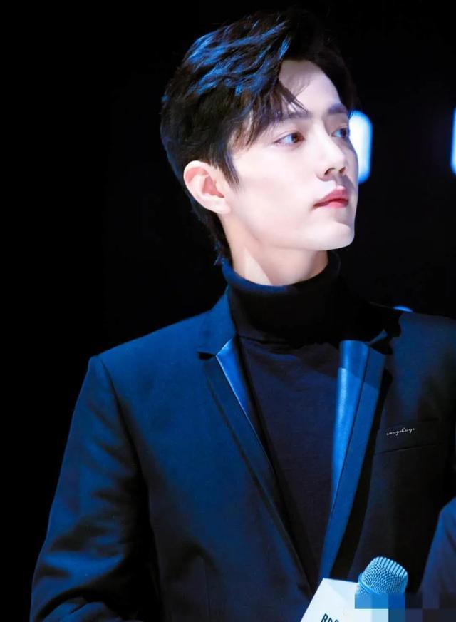 片场|《诛仙》上映迎周年，肖战片场忙碌抽空补妆回信息，代言新品秒空