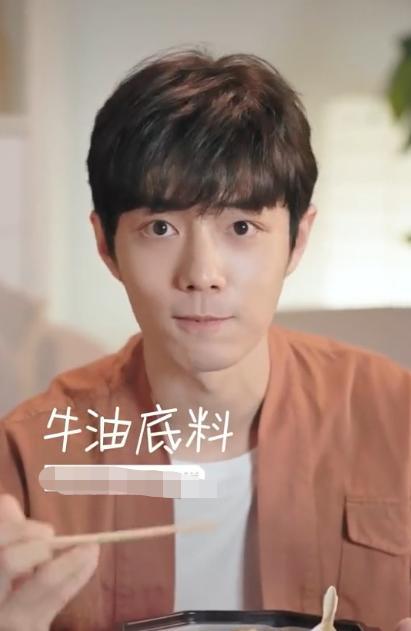 片场|《诛仙》上映迎周年，肖战片场忙碌抽空补妆回信息，代言新品秒空