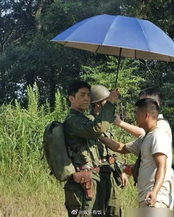 片场|《诛仙》上映迎周年，肖战片场忙碌抽空补妆回信息，代言新品秒空