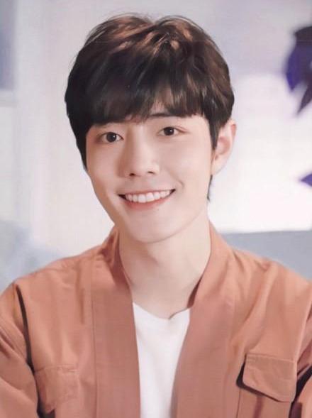 片场|《诛仙》上映迎周年，肖战片场忙碌抽空补妆回信息，代言新品秒空