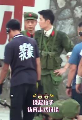 片场|《诛仙》上映迎周年，肖战片场忙碌抽空补妆回信息，代言新品秒空