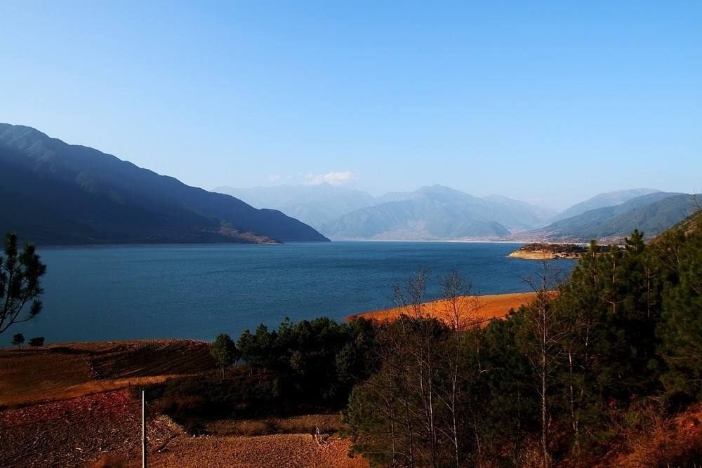 彝海的旁邊還有一處靈山寺,風景也是十分優美,並且有著十分旺盛的香火