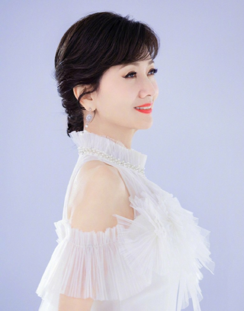 赵雅芝晒白素贞飞行自拍,网友:姐姐这是5g冲浪啊!