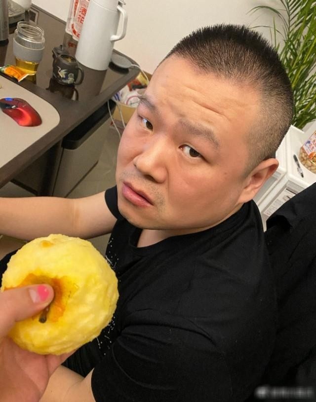 岳云鹏|岳云鹏老婆术后首晒照，头发长出身体消瘦，曾因生病剃光头