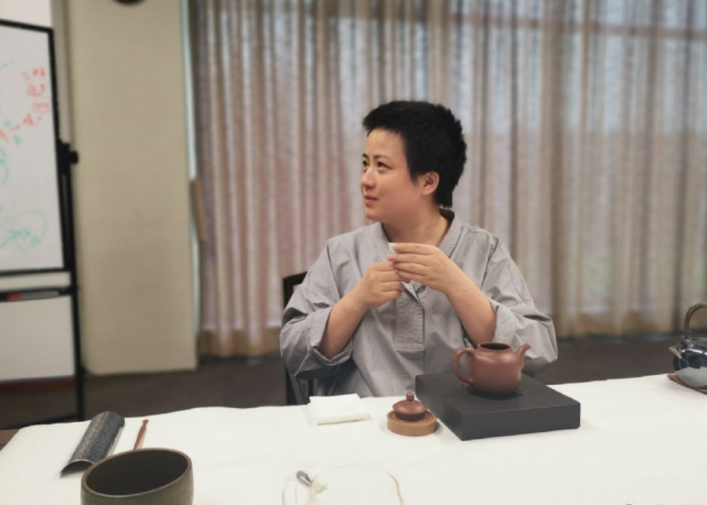 岳云鹏|岳云鹏老婆术后首晒照，头发长出身体消瘦，曾因生病剃光头