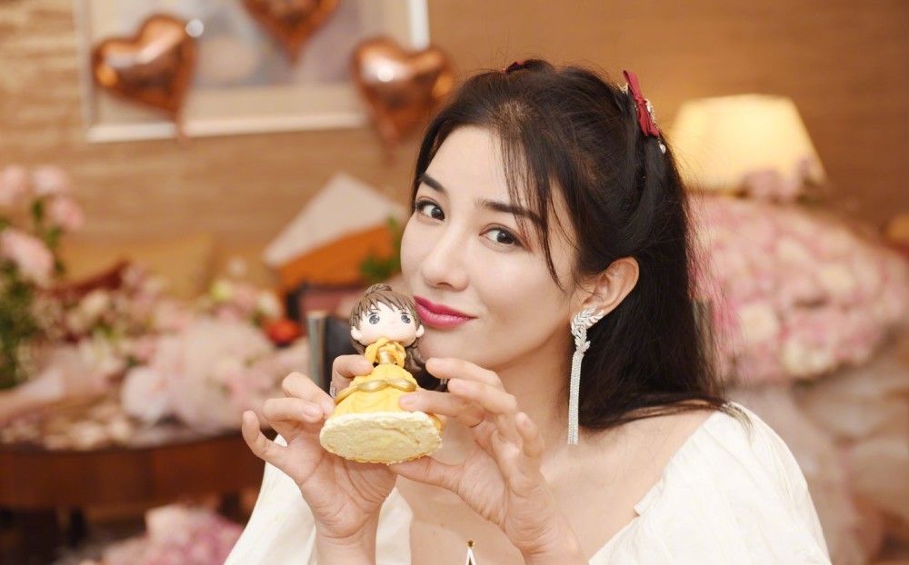 黄奕|44岁黄奕晒庆生照，状态超好颜值高，与年轻网红同框完美碾压