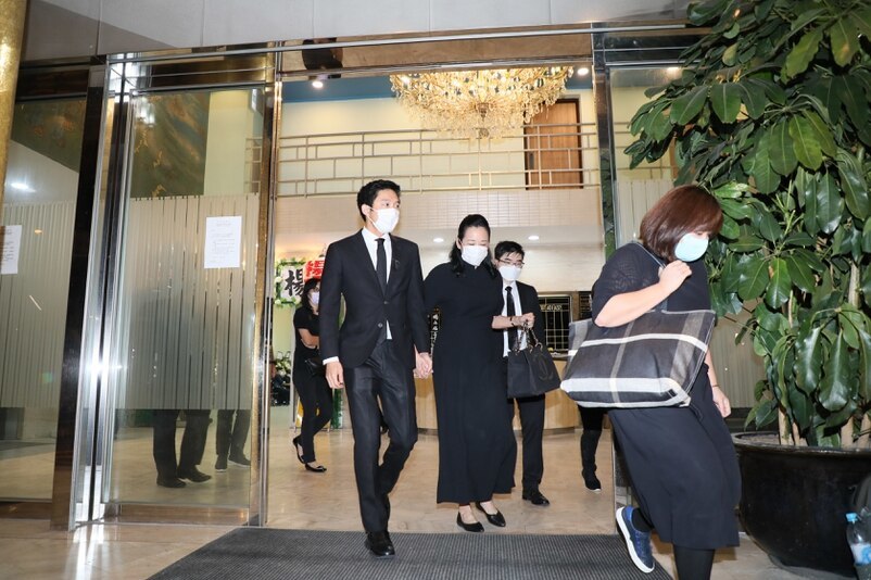 霍英东|霍英东夫人设灵，霍启刚郭晶晶打点至晚上，7岁儿子帮忙折祭品