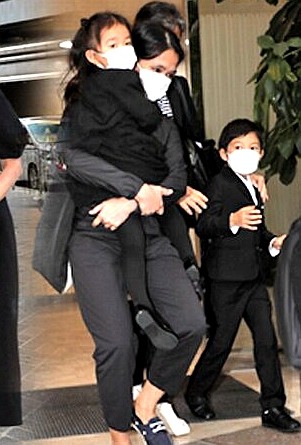 霍英东|霍英东夫人设灵，霍启刚郭晶晶打点至晚上，7岁儿子帮忙折祭品