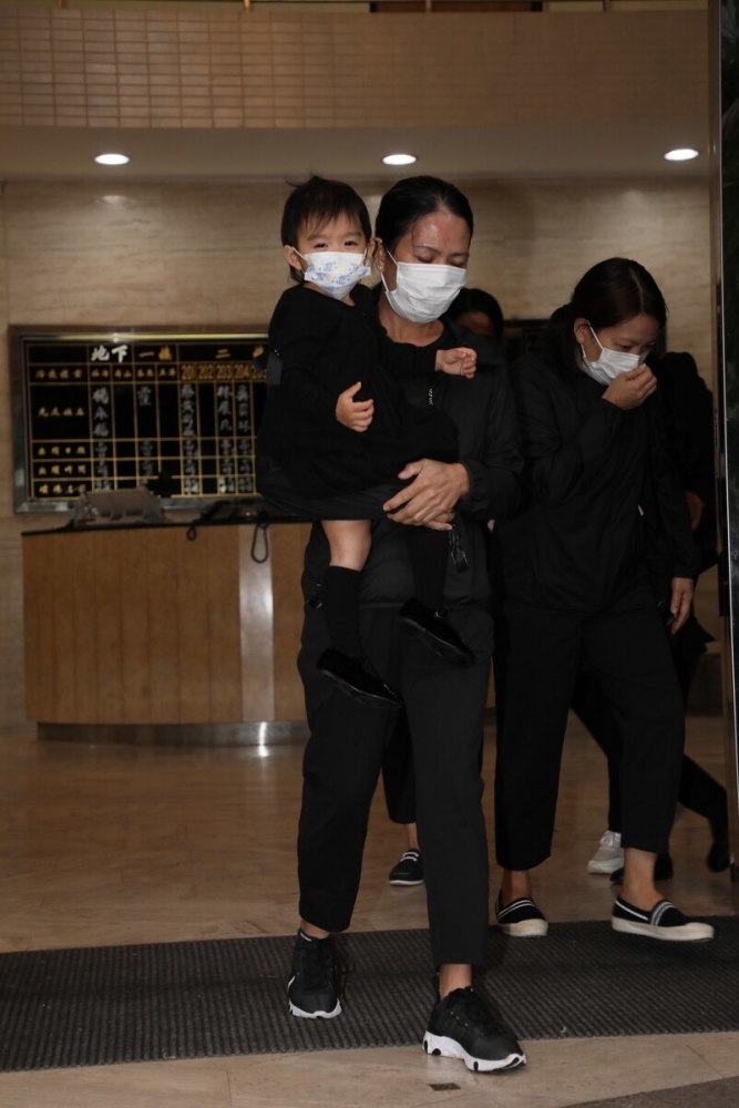 霍英东|霍英东夫人设灵，霍启刚郭晶晶打点至晚上，7岁儿子帮忙折祭品