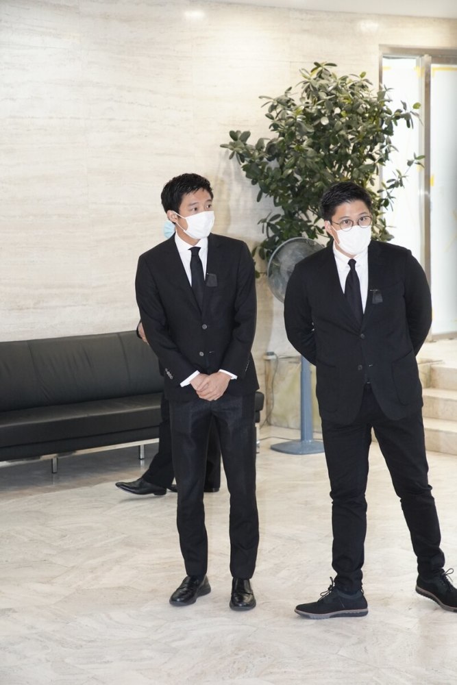 霍英东|霍英东夫人设灵，霍启刚郭晶晶打点至晚上，7岁儿子帮忙折祭品