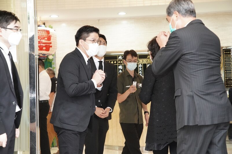 霍英东|霍英东夫人设灵，霍启刚郭晶晶打点至晚上，7岁儿子帮忙折祭品