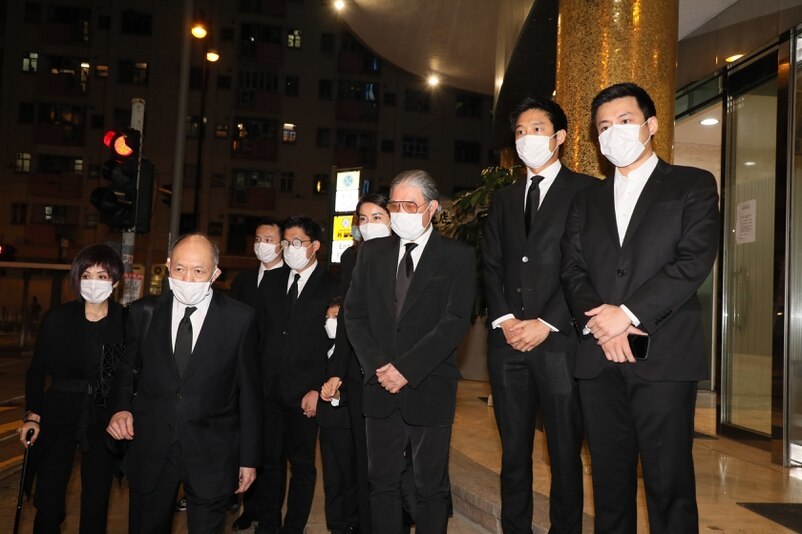 霍英东|霍英东夫人设灵，霍启刚郭晶晶打点至晚上，7岁儿子帮忙折祭品