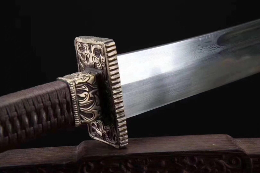 刀身:百炼花纹钢烧刃,精细研磨(屠龙大刀威猛大气,不愧刀中之王)刀鞘