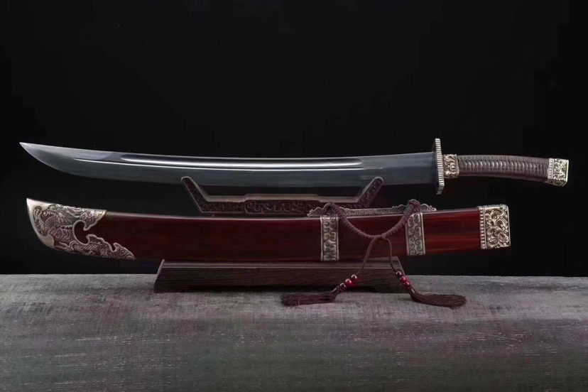 刀身:百炼花纹钢烧刃,精细研磨(屠龙大刀威猛大气,不愧刀中之王)刀鞘