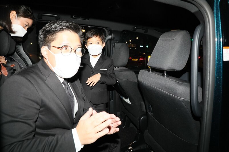 霍英东|霍英东夫人设灵，霍启刚郭晶晶打点至晚上，7岁儿子帮忙折祭品