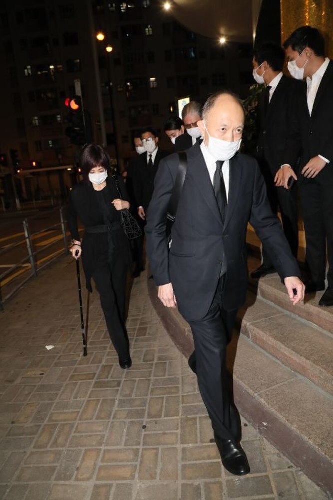 霍英东|霍英东夫人设灵，霍启刚郭晶晶打点至晚上，7岁儿子帮忙折祭品