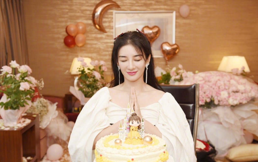 黄奕|44岁黄奕晒庆生照，状态超好颜值高，与年轻网红同框完美碾压