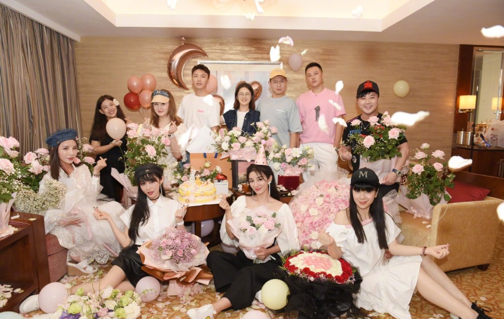 黄奕|44岁黄奕晒庆生照，状态超好颜值高，与年轻网红同框完美碾压
