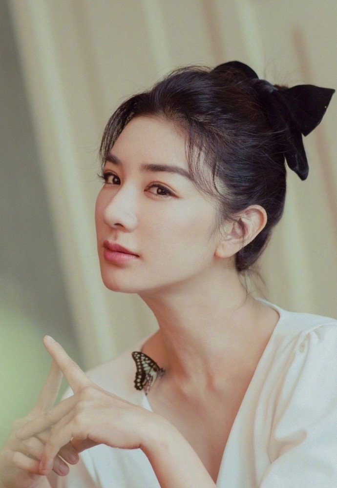 黄奕|44岁黄奕晒庆生照，状态超好颜值高，与年轻网红同框完美碾压